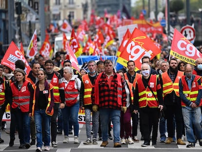 Sindicalistas participan hoy martes en la manifestación de Rennes, al oeste de Francia.