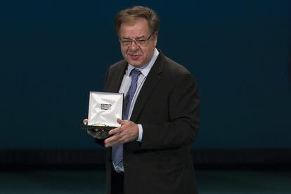 Miguel Rodríguez Domíngez, empresario del Grupo Festina, con la medalla de Andalucía.
