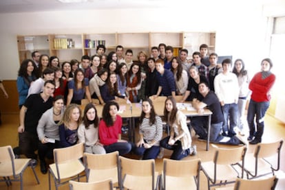 Esperanza Aguirre (en el centro), con los alumnos del Bachillerato de excelencia a los que visitó ayer en el instituto de San Mateo.