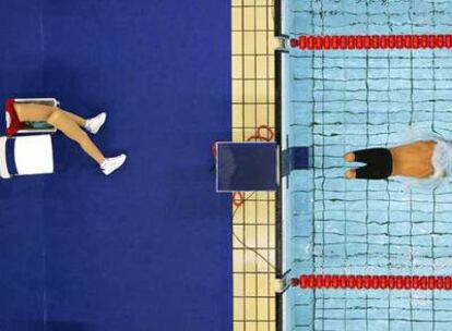 Un nadador sin piernas participa en la prueba de los 200 metros libres en los Juegos Paralímpicos de Atenas. La imagen fue ganadora del World Press Photo 2004.