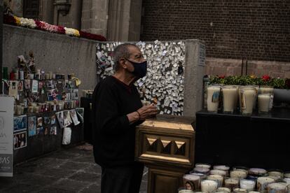 Jorge Sánchez, reza por su hermano Alberto en el memorial de la basílica.