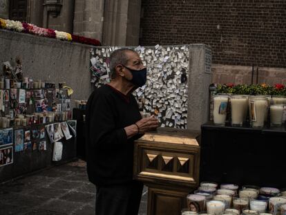 Jorge Sánchez, reza por su hermano Alberto en el memorial de la basílica.