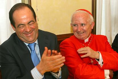 El ministro de Defensa, José Bono, aplaude al arzobispo de Toledo, Antonio Cañizares, durante el homenaje.