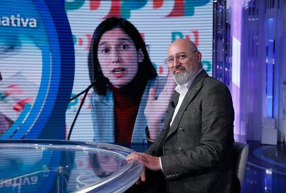 El gobernador de Emilia Romaña, Stefano Bonaccini, durante un programa televisivo en el que también intervino la diputada Elly Schlein, en Roma el 22 de febrero.