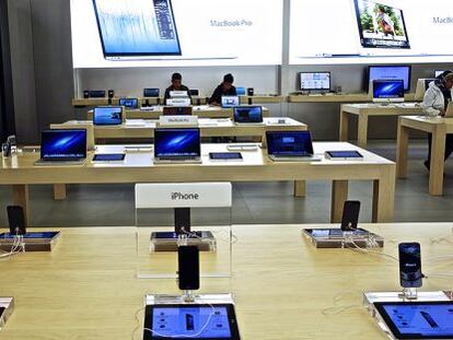 Empleados de Apple le demandan por el registro de sus bolsos