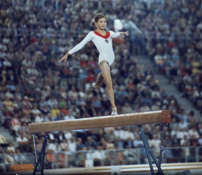 Olga Korbut, en la barra de equilibrio, Múnich 1972.