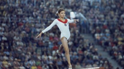 Olga Korbut, en la barra de equilibrio, Múnich 1972.