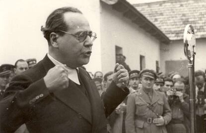 Juan Negrín, durante una visita al frente del Ebro en 1938.