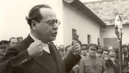 Juan Negrín, durante una visita al frente del Ebro en 1938.