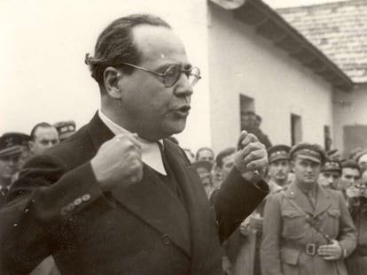 Juan Negrín, durante una visita al frente del Ebro en 1938.