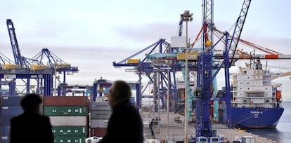 Labores de estiba en varios barcos en el puerto de Valencia.