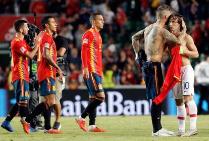 El jugador de la selección española Sergio Ramos, consuela al croata Luka Modric tras finalizar el encuentro.