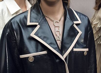 A finales de 2018, Chanel anunció que dejaba de emplear pieles exóticas en la elaboración de sus bolsos.