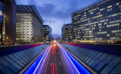 Atardecer en la rue de la Loi, con los edicifios del Consejo Europeo (i) y la Comisión Europea.