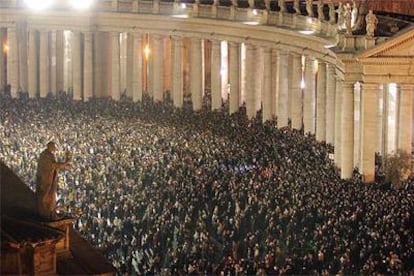 Plaza de San Pedro, en el Vaticano, tras el anuncio del fallecimiento de Juan Pablo II el 2 de abril de 2005.