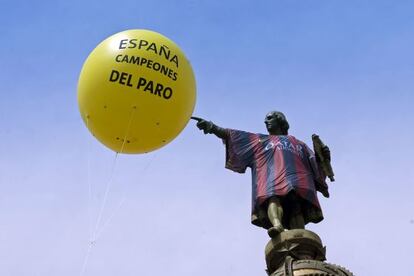 La estatua de Colón, durante la acción de esta mañana.