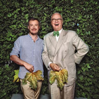 Tras pasar una mañana "extasiado" en el Museo del Prado, el zapatero canario bromeó con el ilustrador catalán en el jardín del Ritz, su alojamiento habitual en Madrid.