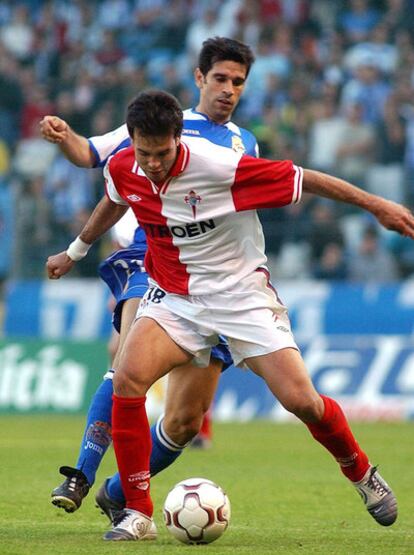 Valerón pugna por el balón con un futbolista del Celta en 2004.