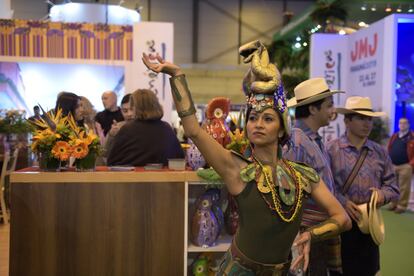 La diosa maya del amor nos da la bienvenida al estand de Guatemala, en el pabellón 3 de Fitur, Feria Internacional del Turismo de Madrid que ha abierto sus puertas hoy hasta el domingo 21. Los visitantes pueden fotografiarse junto a Ixchel y Hu-Nahpu, uno de los Dioses Gemelos.