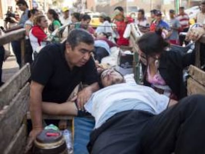 Fotografía tomada el pasado 10 de septiembre en la que se registró a un chofer despedido por la compañía de autobuses paraguaya Vanguardia S.A. y quien se crucificó en protesta por las represalias luego de que varios conductores intentaran sindicalizarse. EFE/Archivo