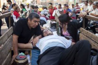 Fotografía tomada el pasado 10 de septiembre en la que se registró a un chofer despedido por la compañía de autobuses paraguaya Vanguardia S.A. y quien se crucificó en protesta por las represalias luego de que varios conductores intentaran sindicalizarse. EFE/Archivo