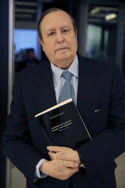 El poeta Justo Jorge Padrón, durante la presentación de la Antología de la Poesía kazaja, en 2017, en Madrid.