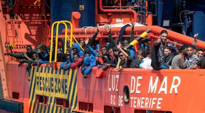 Migrantes a bordo de un barco de Salvamento Marítimo, el sábado en el Estrecho.