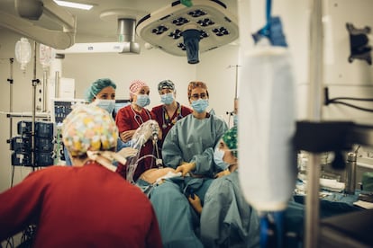 Intervención en el Hospital La Paz. Al fondo, sin bata verde, a la derecha, Rocío Sánchez, residente de primero de Anestesiología, junto a su tutora y jefe de su sección, Elena Gredilla. En esta operación, todas las profesionales (cirujanas, enfermeras y anestesistas) eran mujeres.