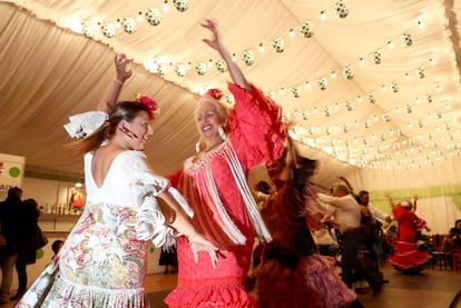 Dues dones ballen a la Feria de Abril de Barcelona.