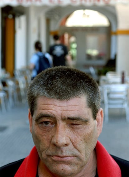 Rafael Ricardi, ante el bar El Chino, al que acude cada día, en el Puerto de Santa María.