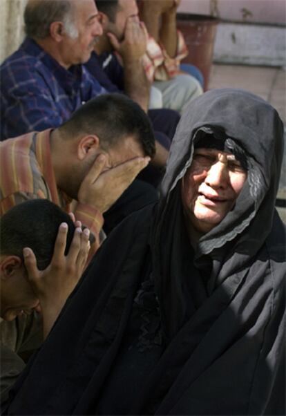 La madre de un hombre asesinado, ayer en la morgue de Bagdad.