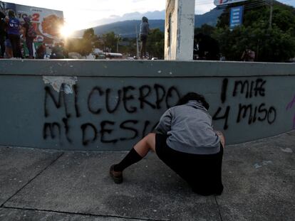 Una mujer participa en una protesta para conmemorar el Día Internacional del Aborto Seguro en San Salvador (El Salvador).