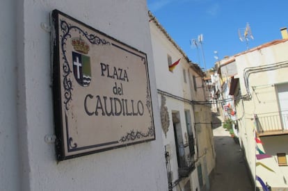 Placa de la Plaza del Caudillo, en la fachada del Ayuntamiento de Ambite.