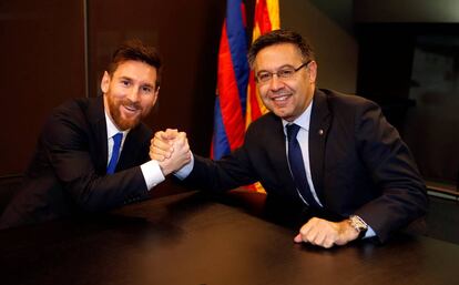 Messi y Bartomeu, durante la renovación del jugador.