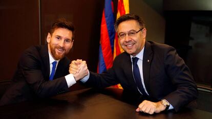 Messi y Bartomeu, durante la renovación del jugador.