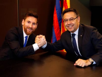 Messi y Bartomeu, durante la renovación del jugador.