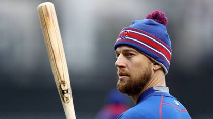 Ben Zobrist, uno de los jugadores de los Cubs se entrena.