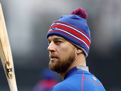 Ben Zobrist, uno de los jugadores de los Cubs se entrena.