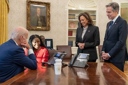 El presidente de Estados Unidos, Joe Biden, y la esposa de Brittney Griner, Cherelle Griner, hablan por teléfono con la jugadora de baloncesto en presencia de la vicepresidenta, Kamala Harris, y del secretario de Estado, Antony Blinken, en el Despacho Oval de la Casa Blanca.
