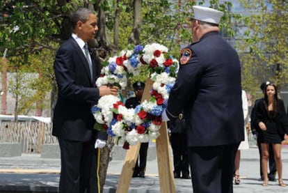 El presidente Obama deposita una corona de flores en la zona cero de Nueva York en homenaje a los fallecidos el 11-S.