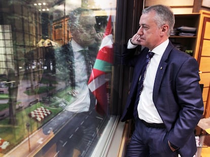 El lehendakari y candidato del PNV a repetir, Íñigo Urkullu en la sede del PNV en Bilbao, la Sabin Etxea después de la entrevista.
