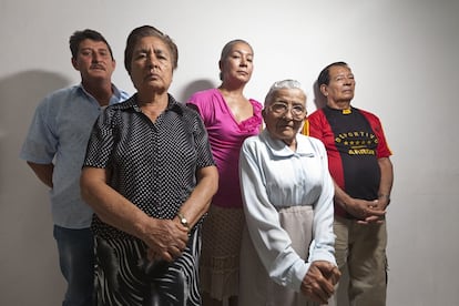 Cinco miembros de la pastoral del consuelo, en la parroquia de la Asunci&oacute;n, en Apatzing&aacute;n. A diario escuchan multitud de historias de dolor mientras realizan su labor. 