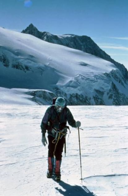 Jerónimo López fotografiado durante la ascensión al Monte Vinson, en la Antártida, en el año 1990.