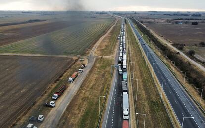 Camioneros bloquean los caminos para protestar contra el aumento de gasoil en San Nicolás, Argentina