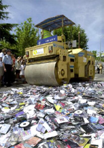 Una apisonadora destruye CD piratas en Madrid.