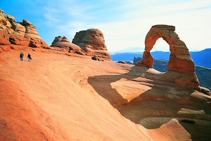 Turistas ante la bóveda natural de Delicate Arch, en el desierto de Utah (EE UU).