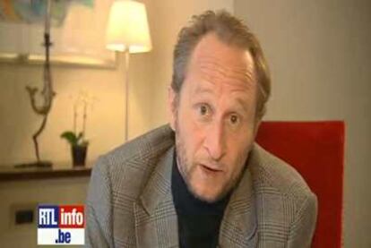 El actor belga Benoît Poelvoorde convoca a los belgas a dejarse barba hasta que tengan un Gobierno en un vídeo emitido en la televisión RTL-TVI.