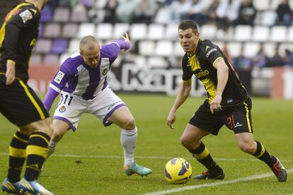 El nuevo delantero sueco del Valladolid Daniel Larsson (izquierda) lucha por el balón con el defensa del Zaragoza Abraham Minero. Larsson ha llegado procedente del Malmoe.