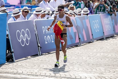  María Pérez llega a meta en segunda posición, en la competición de marcha atlética femenina, este jueves.