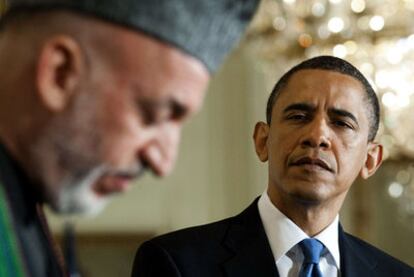 Barack Obama observa al presidente afgano, Hamid Karzai, tras su reunión en la Casa Blanca.